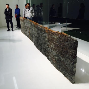 展廳入口孫醉的裝置作品《無(wú)形之象》，工程量浩大的一件裝置作品
