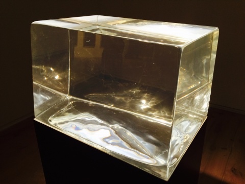 展望2012年作品《隱石》材質(zhì)為亞克力
