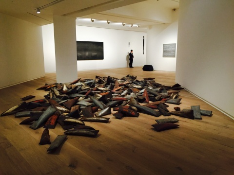 胡慶雁2014年作品《人民》，330件，舊鋼管、空氣
