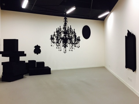 邵譯農(nóng)&慕辰 2008年作品《東風(fēng)西風(fēng)》 天鵝彈力絨、歐式水晶燈、歐式鏡框、黑色羊絨呢
