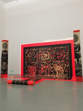 剪紙裝置作品《彳亍》，彳?。╟hichu）意為行走，天地間鋪展開來
