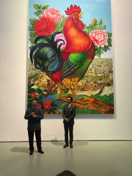 展覽開幕現(xiàn)場，后為作品《大公雞》
