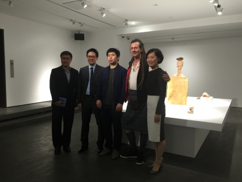 格蘭菲迪市場總監(jiān)Jacky、藝術家蘇暢、格蘭菲迪藝術家駐村計劃負責人及組織者安迪·費爾格雷夫、東畫廊負責人程曦行