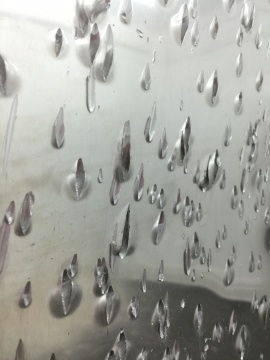 《憤怒雨點》（局部）
