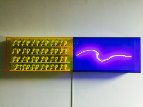韓國藝術(shù)家鄭勝創(chuàng)作于2013年的過媒體裝置《小景觀-機(jī)器人小狗思維中的生物的意義》
