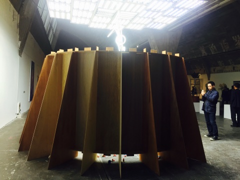 韓國藝術(shù)家鄭勝創(chuàng)作于2013年的裝置作品（此為裝置外部） 《奇觀（隨筆2）》  
