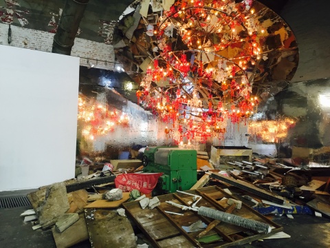 韓國藝術(shù)家崔正化2015年以建筑垃圾、鍋框架、塑料吊燈、電線、鏡片等材料創(chuàng)作的作品 《混沌》   
