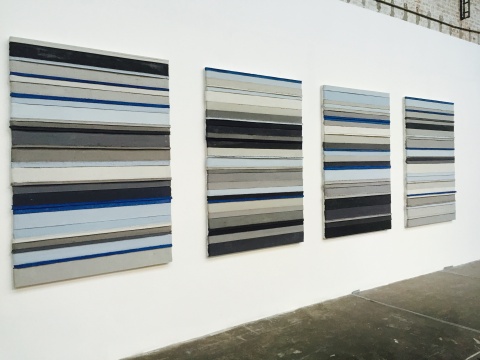中國藝術(shù)家周文斗創(chuàng)作于2015年的作品《北京空氣》 材料為北京晚報、丙烯與木板，畫面上的顏色不同代表北京每天的空氣指數(shù)，藍(lán)色為藍(lán)天