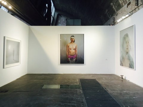 韓國藝術(shù)家權(quán)純寬創(chuàng)作于2013年的作品，中間位作品為《A Woman》 
