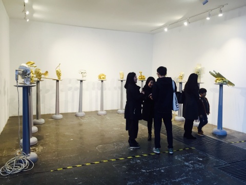 中國藝術(shù)家林天苗2013年裝作的 《塑像》 彩色絲線、聚脲、金屬構(gòu)件、木臺等 
