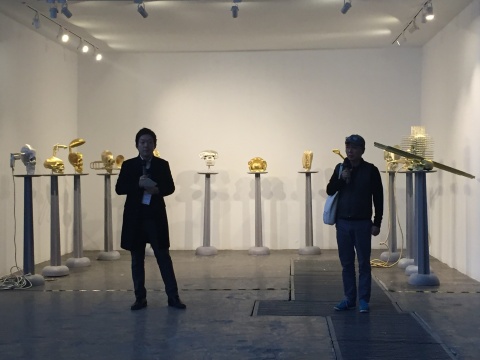 策展人（右）尹在甲致辭
