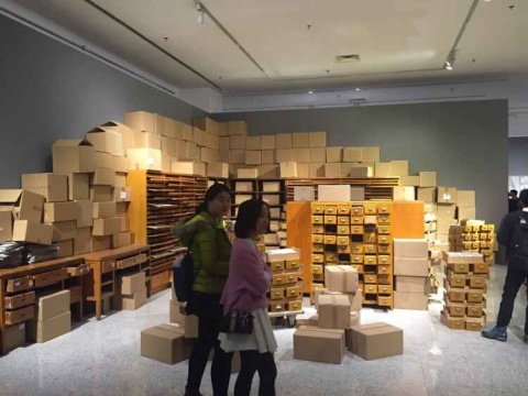 展覽現(xiàn)場，用紙箱、舊家具創(chuàng)作的作品
