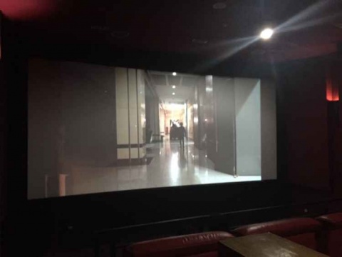 放映廳里播放著魏光慶“書垛”的創(chuàng)作過程
