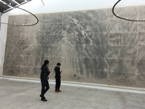 展覽現(xiàn)場(chǎng)，占據(jù)正面墻壁的《密林》
