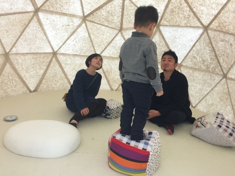 藝術(shù)家陳可與友人在空間內(nèi)
