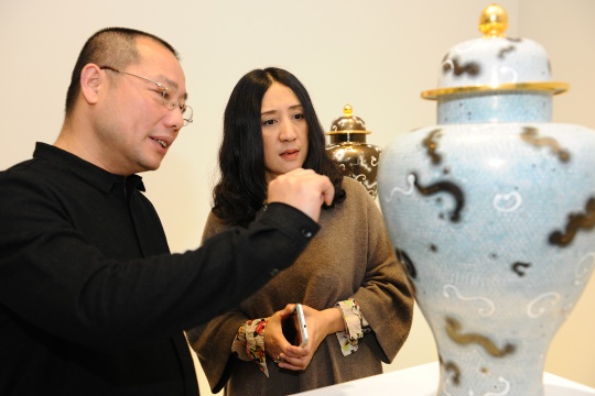 藝術(shù)家陳琦向到場(chǎng)嘉賓解讀自己作品《時(shí)間簡(jiǎn)譜·罐（白）》
