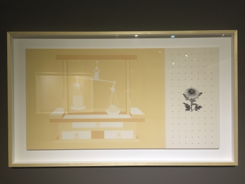 關(guān)于二戰(zhàn)題材的作品《記憶重量》，菊花是日本天皇特有的象征，畫面右部的紅色顏料點(diǎn)也象征著鮮血
