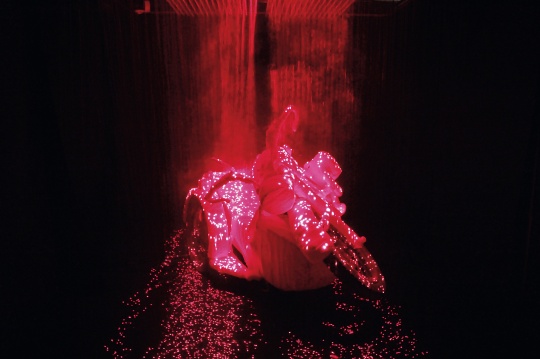 李暉《消失的靈魂》 尺寸可變  煙霧、激光、金屬  2008  版數(shù) 1/3   成交價(jià)：80.5萬元
