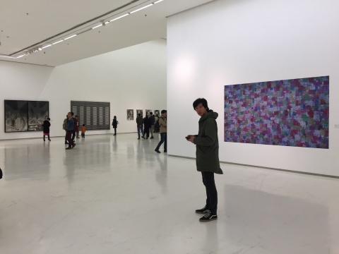 主題展單元展覽現(xiàn)場(chǎng)，右為王慶松2009年作品《大敗戰(zhàn)場(chǎng)》
