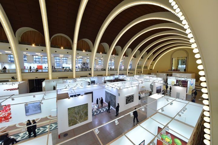 近百平米的展位 給予了畫廊足夠的空間來展示帶來的藝術(shù)家作品
