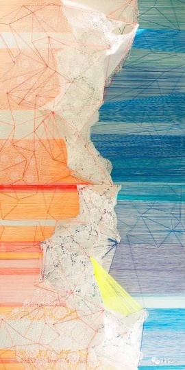 林菁菁 《曾經(jīng)滄海難為水》 150 x 300 x 38 cm 布面丙烯、衣架、蕾絲、真絲絲線 2015
