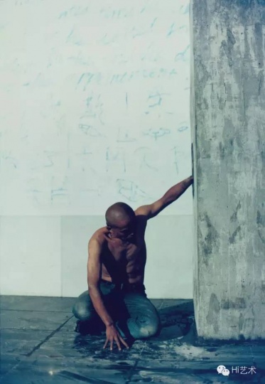 何云昌行為作品 《抱柱之信》 2003
