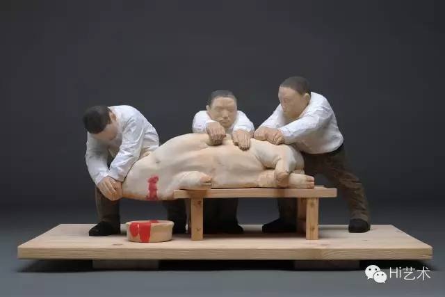 任俊華 《殺豬》60×40×28cm 椴木 2015
