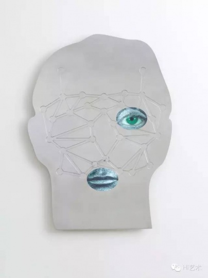 TONY OURSLER 《N(EAR) H(UMAN)》116.8x91.4 cm 鋁、CD屏幕、聲音 2015
