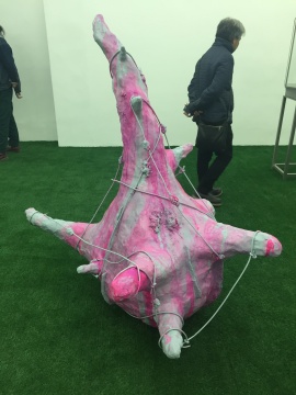 展廳的人造草皮上，陳列著造型奇特、顏色鮮艷的雕塑
