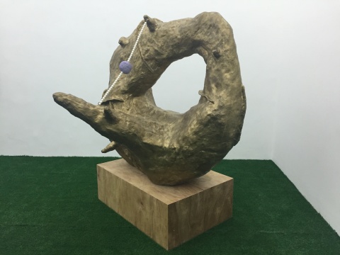 帶著一串“珍珠鏈”的雕塑

