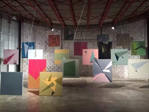 余曉在公共空間展出的裝置作品《海拔》

