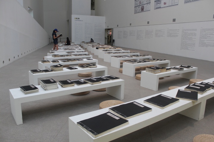 2014年8月，“實年一驗——中央美術(shù)學(xué)院實驗藝術(shù)專業(yè)教學(xué)十年成果展”展覽現(xiàn)場，圖為部分文本作業(yè)；右上方的整面墻20張課程表見證了實驗藝術(shù)系走過的十年
