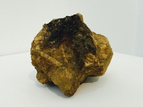 呂勝中得到的唯一的來自老家的紀(jì)念物——一塊石頭

