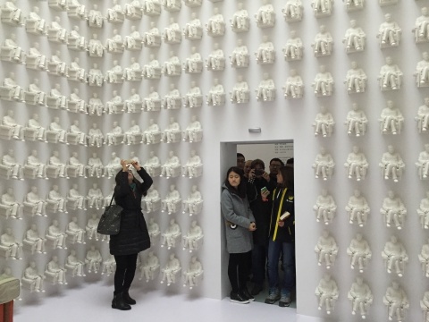 “上世紀(jì)”個展中的2015新作《座無虛席》，空間入口類似一個電梯門，由于體驗的觀眾較多，門暫時沒有關(guān)閉，關(guān)閉之后門是一面鏡子
