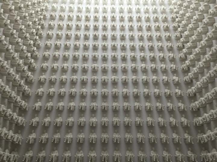 “上世紀(jì)”個展中的2015新作《座無虛席》，墻面
