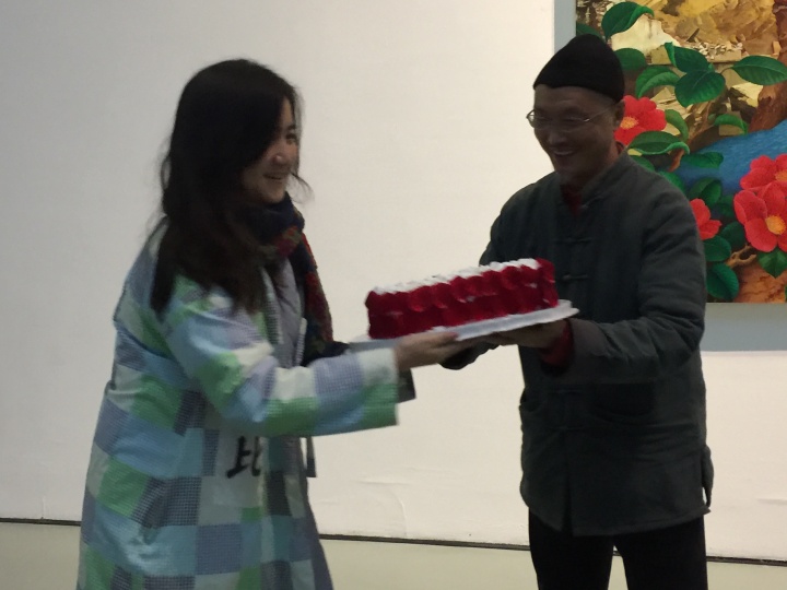 “上世紀(jì)”個展開幕，呂勝中接過實驗藝術(shù)學(xué)院青年教師、藝術(shù)家葉甫納送來的蛋糕
