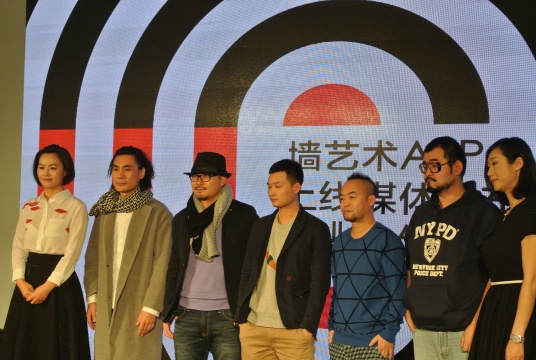 蘇晏（左）與（設(shè)計(jì)師）孫初、（藝術(shù)家）陳文波、李承久、陳羽豐、張玥合影
