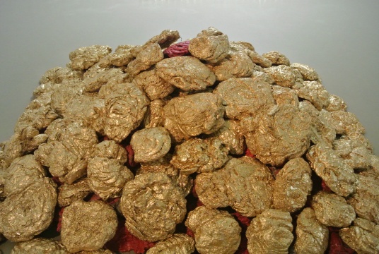 李博 《Bullshit》 不規(guī)則尺寸 牛糞、金箔漆 2015

