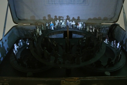 胡為一 《低級(jí)景觀3》 80×60×50cm 舊皮箱、轉(zhuǎn)盤、直流電機(jī)、視頻切換器、手工拍攝景觀 2014 推薦人：李振華