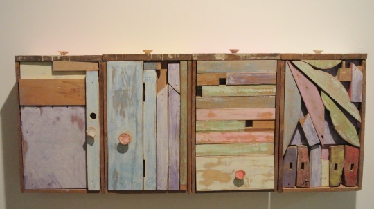 王禮軍 《把桌子裝進(jìn)它的抽屜里》 120×50×12cm 木家具、粉筆 2015 推薦人：吳洪亮
