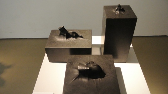 彭顯峰 《龜寶系列》 20×15×20cm 31×11×11cm 25×25×20cm 大理石 2013 推薦人：瑪利亞·克魯斯·阿倫索·安東林