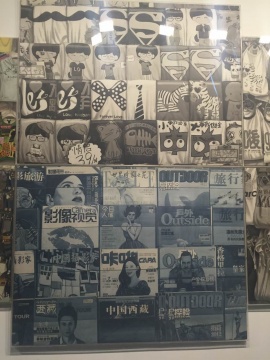 小攤位上的衣服、書(shū)籍，老北京街頭常見(jiàn)的事物
