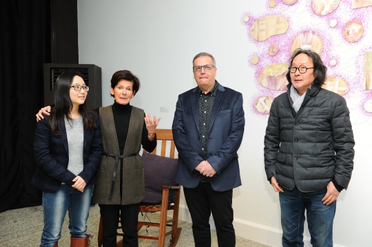  

出席開幕式的藝術(shù)家及嘉賓從左至右依次為：付曉潔、藝術(shù)8創(chuàng)始人佳玥、中央美術(shù)學(xué)院、巴黎高等美術(shù)學(xué)院教授托尼·布朗、藝術(shù)家徐冰
