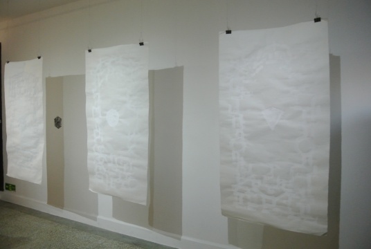 《窗的印記》 170 x 97cm x 3 皮紙，國畫白，炭筆 2015
