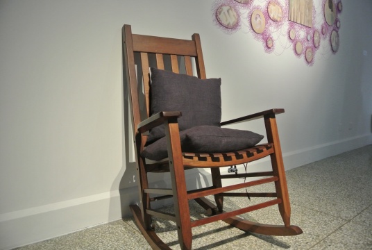 《害羞的椅子》116×52×50cm 實(shí)木搖椅，超聲波感應(yīng)器，
電路板編程 2015
