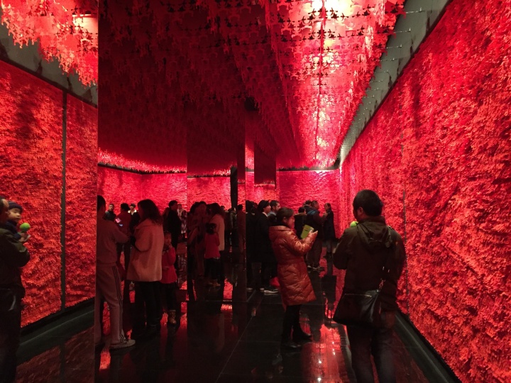 今日美術(shù)館年末壓軸力作呂勝中個(gè)展《上世紀(jì)》，此為作品《人墻》
