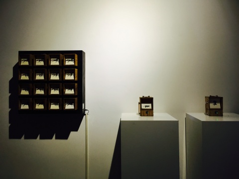 成都當(dāng)?shù)厮囆g(shù)家吳曉非2015年作品《十六宮格》，觀眾可觸摸開關(guān)，隨即木盒中紙面迅速翻動，別開生面的“動畫”作品，發(fā)到朋友圈，點贊太多之外，更多是詢問出自哪位藝術(shù)家之手
