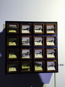 此為“飛馬”，另有駱駝和貓為主角的作品展示