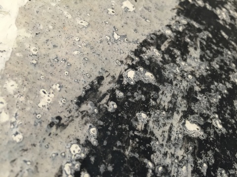 顆粒質(zhì)感凹凸不平的細(xì)節(jié)特征
