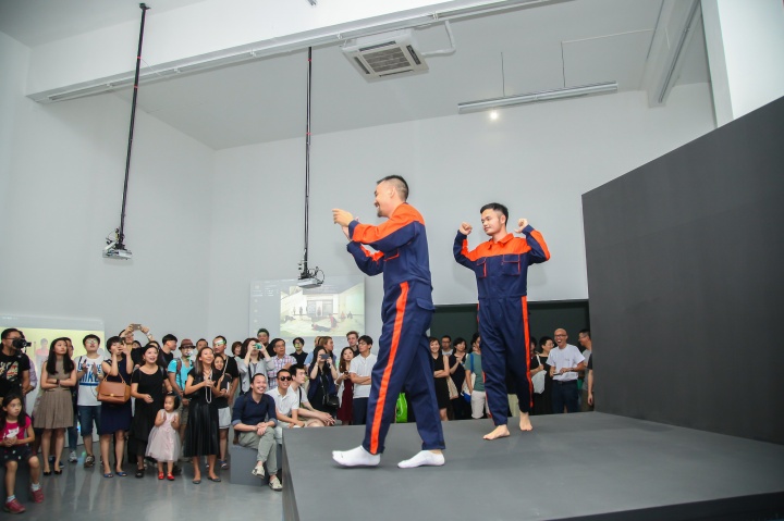 胡向前個(gè)展“天天表演 身體健康”，此為《再造米開朗基羅計(jì)劃-完美剪輯》的表演現(xiàn)場(chǎng)
